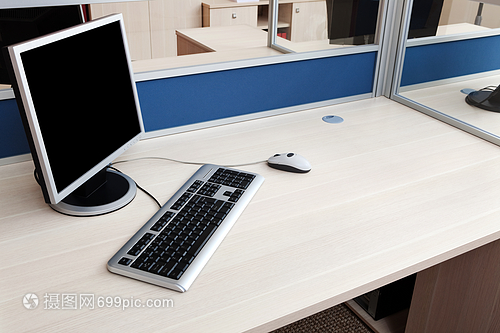 现代办公室玻璃隔断后的数字化工作站