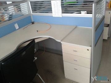 八成新办公桌与办公用品转让，低价处理，有图有真相